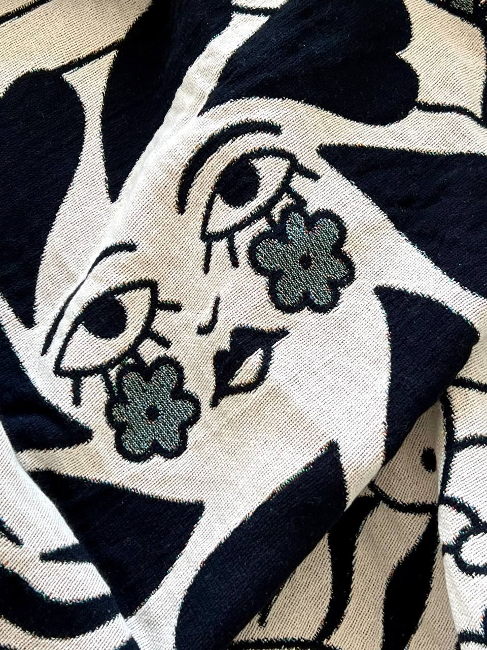 Woven eyes and flowers detail